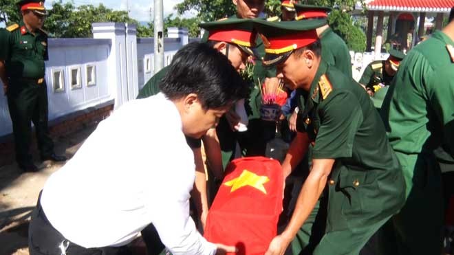 An táng và chôn cất tại Nghĩa trang liệt sĩ huyện Hướng Hóa. Ảnh: KH