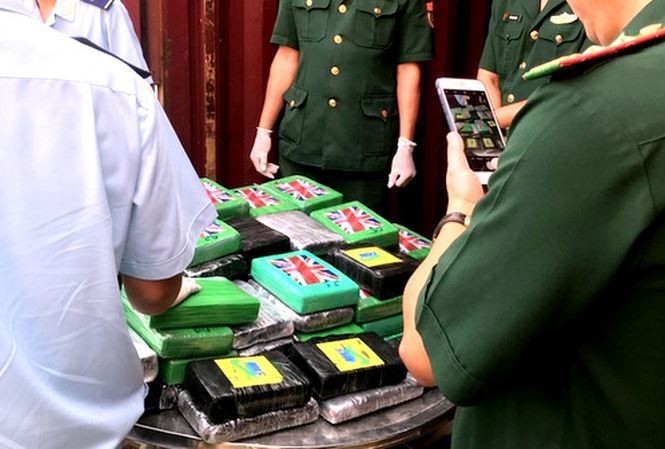 Lực lượng chức năng kiểm đếm cocain phát hiện trong container phế liệu