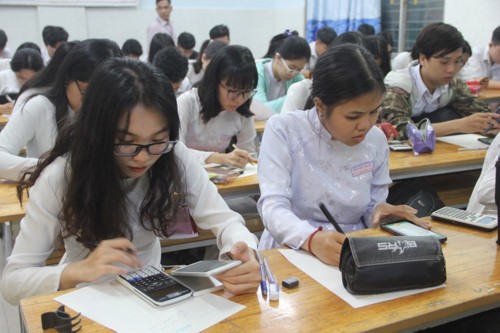 Học sinh lớp 12A7, Trường THPT Trần Hữu Trang đang làm bài kiểm tra giữa kỳ môn Toán. Ảnh: Internet