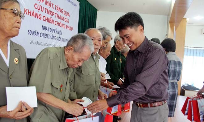 Ông Trần Hoàng Linh – Giám đốc Vietjet Air tại Đà Nẵng trao quà cho các cựu TNXP.
