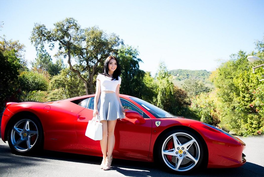 Jennifer Chung mặc crop-top gợi cảm, khoe dáng bên xế hộp đỏ chót tại Silicon Valley.