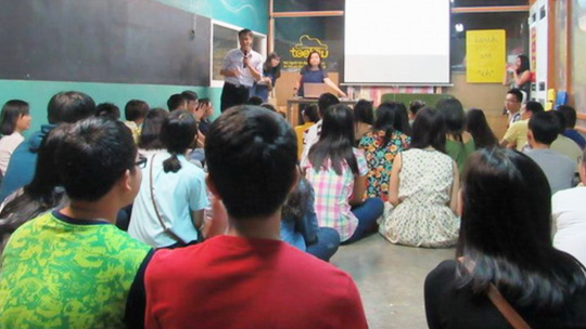 Anh Phúc trong một buổi giới thiệu dự án Teach For Vietnam cho các bạn trẻ tại TP.HCM. Ảnh: Người Lao Động.