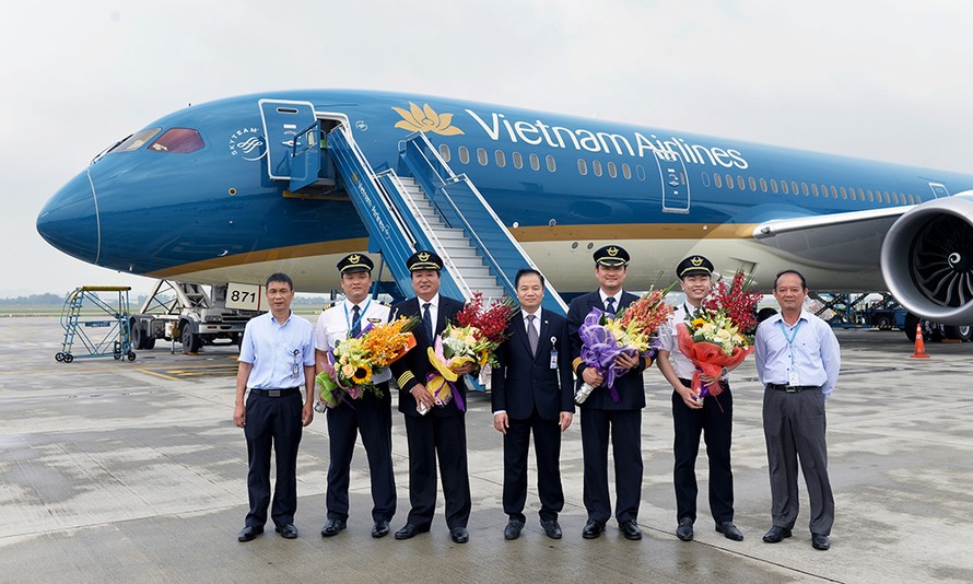 Đại diện Vietnam Airlines tặng hoa chúc mừng và chụp hình lưu niệm với phi hành đoàn đã tiếp nhận và đưa tàu VN-A871 về Việt Nam thành công tốt đẹp.