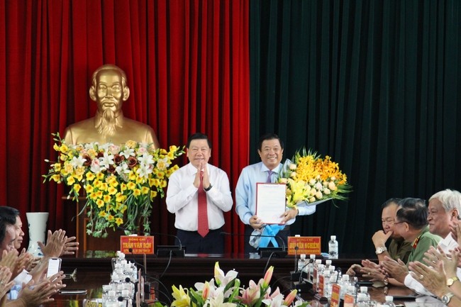 Đồng chí Trần Văn Rón trao quyết định của Ban Bí thư Trung ương Đảng chuẩn y đồng chí Bùi Văn Nghiêm giữ chức Phó Bí thư Tỉnh ủy Vĩnh Long.