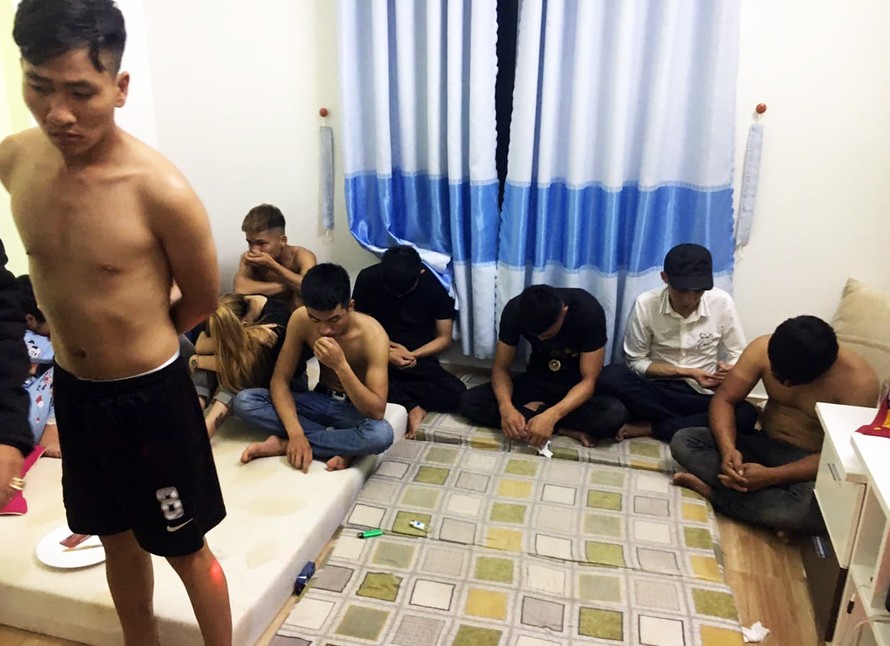 Công an Lâm Hà bắt quả tang nhóm nam nữ thanh niên "phê" ma túy.