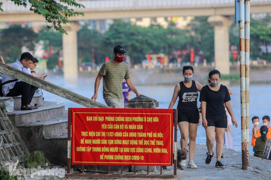 Người dân thản nhiên tập thể dục, câu cá, không đeo khẩu trang ở hồ Hoàng Cầu