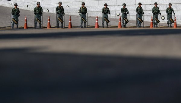 Quân đội triệu tập cựu Thủ tướng Yingluck và hàng chục chính trị gia