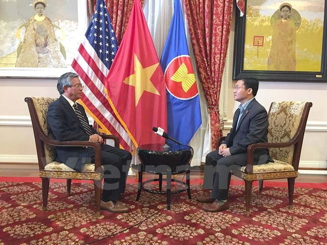 Đại sứ Phạm Quang Vinh trả lời phỏng vấn của phóng viên thông tấn xã Việt Nam. (Nguồn: CQTT TTXVN tại Washington)