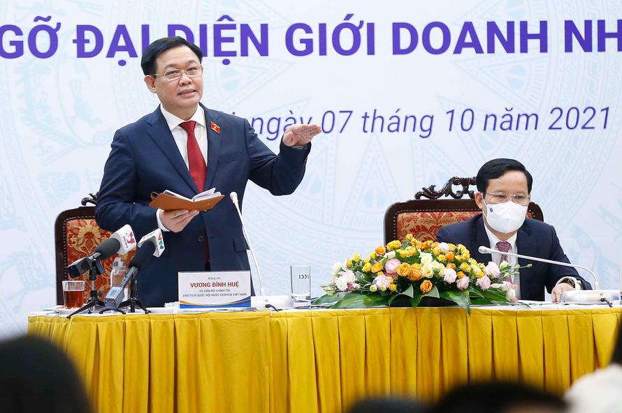 Chủ tịch Quốc hội Vương Đình Huệ phát biểu tại buổi làm việc với Phòng Thương mại và Công nghiệp Việt Nam