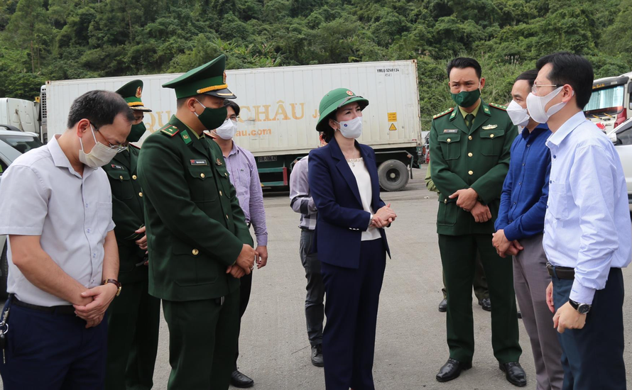 Bà Đoàn Thu Hà, Phó Chủ tịch UBND tỉnh Lạng Sơn cùng lãnh đạo các sở ngành chức năng kiểm tra hoạt động xuất nhập khẩu ở cửa khẩu. Ảnh: Duy Chiến