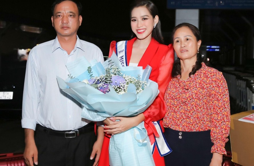 Bố mẹ ra sân bay tiễn Đỗ Thị Hà lên đường thi Miss World 2021 vào sáng 20/11