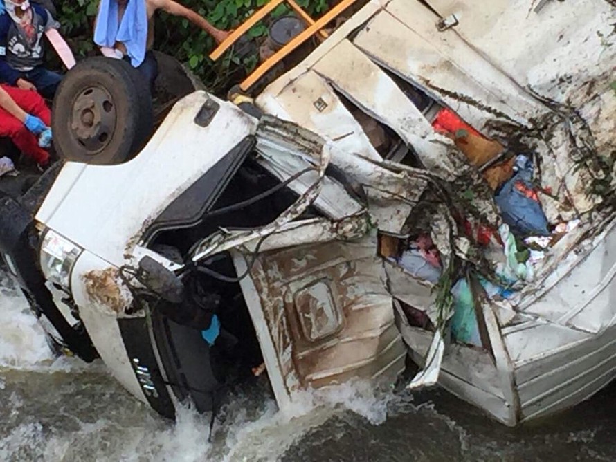 Xe tải đi Attapeu cứu trợ bị lao xuống sông