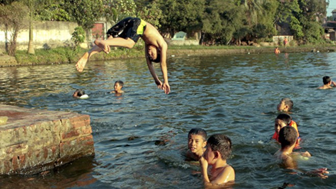 Bơi là kỹ năng sinh tồn trẻ cần học sớm nhất có thể tự cứu mình khi bị đuối nước. Ảnh: Quang Lộc.