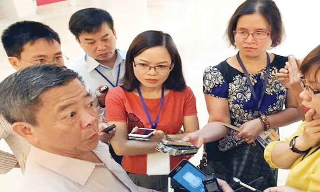 Ông Võ Kim Cự trong vòng vây của báo chí bên lề kỳ họp Quốc hội ngày 25/7/2016. Ảnh: H.Long.