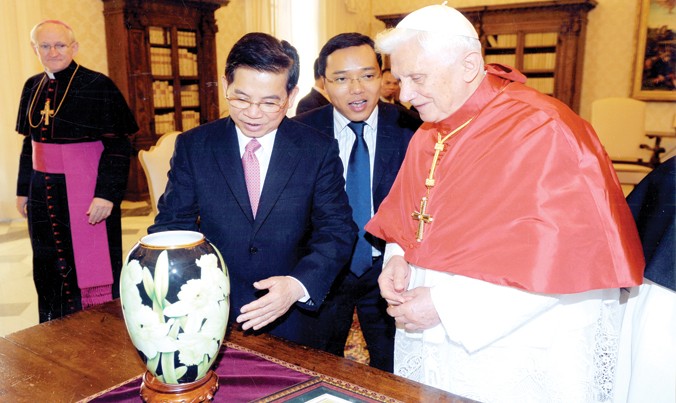 Chủ tịch nước Nguyễn Minh Triết tặng Giáo hoàng Bendict XVI bình hoa sứ Minh Long.