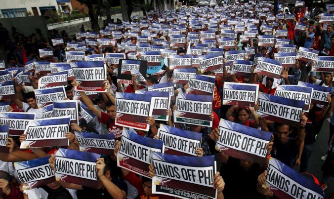 Người dân Philippines biểu tình bên ngoài Lãnh sự quán Trung Quốc ở thành phố Makati ngày 12/6/2015, yêu cầu Bắc Kinh tôn trọng chủ quyền của Manila trên biển Đông. Nguồn: Strait Times.