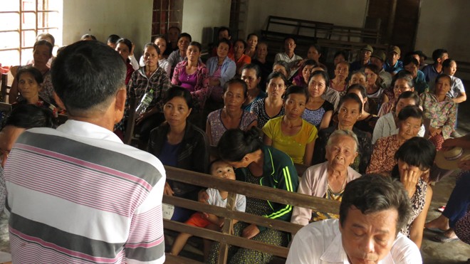 Lãnh đạo thôn Trung Thôn (xã Quảng Trung) họp dân bàn phương án nhận cứu trợ sau “sự cố” xảy ra.