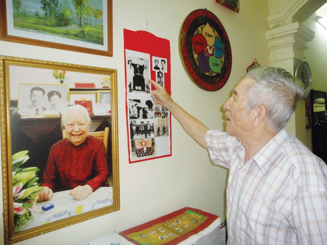 Ông Trịnh Lương kể về gia đình tham gia “Tuần lễ Vàng”. Ảnh: Kiến Nghĩa.