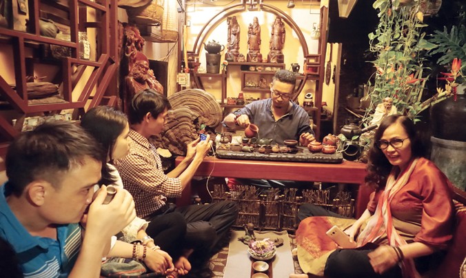 Nguyễn Cao Sơn trình diễn trà tại Cao Sơn trà thất đãi khách. Ảnh: L.A.