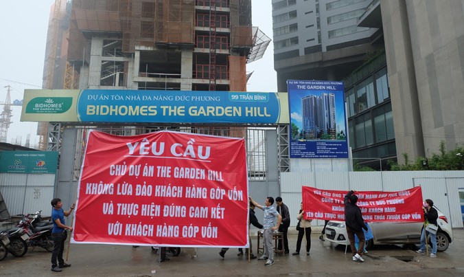 Người dân mua nhà bằng hợp đồng góp vốn dự án 99 Trần Bình có nguy cơ mất trắng sau 7 năm đóng tiền.