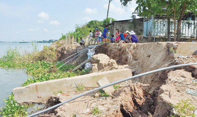 Một đoạn bờ sông Tiền ở huyện Thanh Bình (Đồng Tháp) bị sạt lở, đe dọa hàng trăm căn hộ dân.