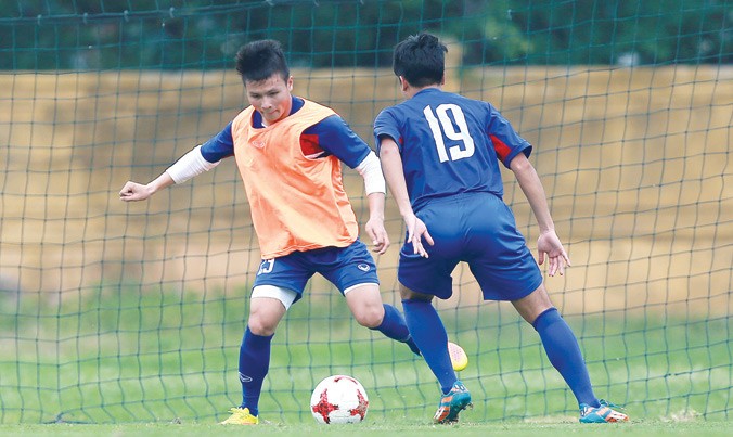 Quang Hải (trái) là một trong những cầu thủ giàu kinh nghiệm và thành tích nhất của ĐT U20 Việt Nam ở cấp độ CLB. Ảnh: VSI.