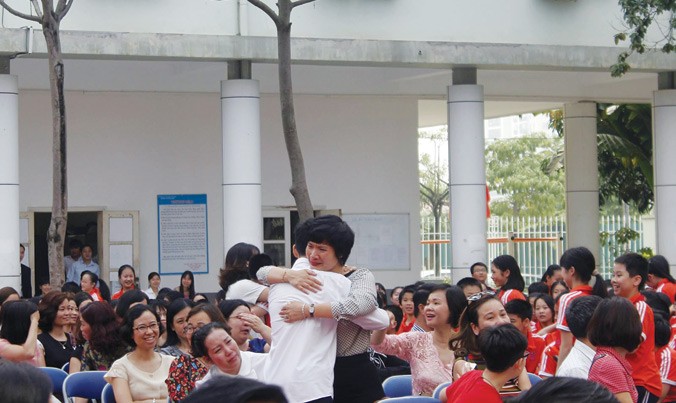 Tại mô hình Sân chơi cuối tuần, một học sinh xúc động bật khóc ôm lấy cô giáo khi nghe chuyên gia tâm lý nói chuyện về giá trị của tình cảm gia đình, thầy cô. Ảnh: Ngọc Linh.