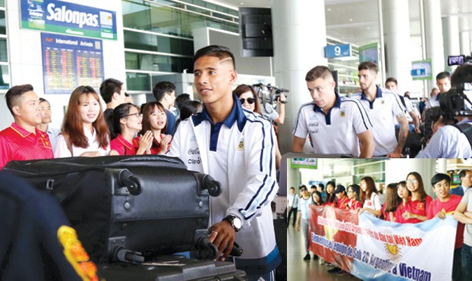 CĐV Việt Nam đón chào các cầu thủ U20 Argentina tại sân bay Tân Sơn Nhất chiều qua, 8/5. Ảnh: VSI.