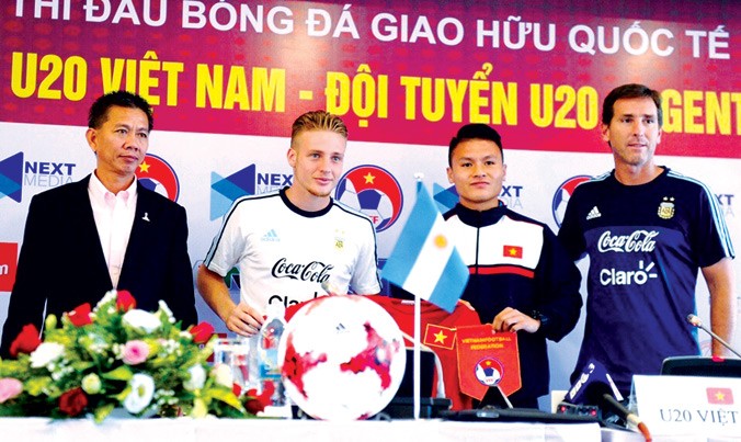 HLV Hoàng Anh Tuấn (trái) và HLV Claudio Ubeda (phải) cùng đội trưởng hai đội U20 Việt Nam và U20 Argentina tại buổi họp báo trước trận đấu. Ảnh: VSI.