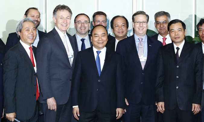Thủ tướng Nguyễn Xuân Phúc với các đại biểu tham dự Tọa đàm với lãnh đạo các doanh nghiệp WEF về kinh tế Việt Nam. Ảnh: TTXVN.