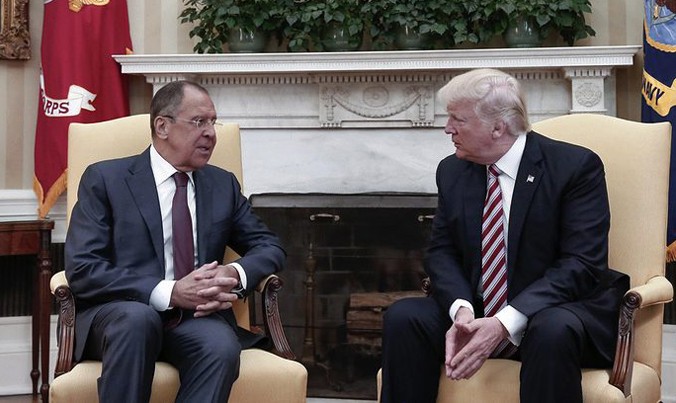 Bức ảnh về cuộc gặp gỡ giữa Tổng thống Mỹ Donald Trump và Ngoại trưởng Nga Sergei Lavrov ngày 10/5 tại Nhà Trắng gây xôn xao dư luận. Ảnh: Tass.