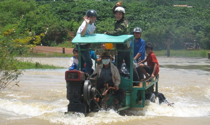 Xe công nông chở khách qua cầu đập tràn Trà Tập.