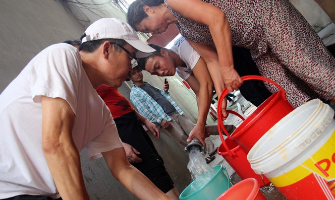 Dự báo mùa hè năm nay, nhiều khu vực dân cư Hà Nội vẫn phải đối mặt tình trạng thiếu nước sạch.