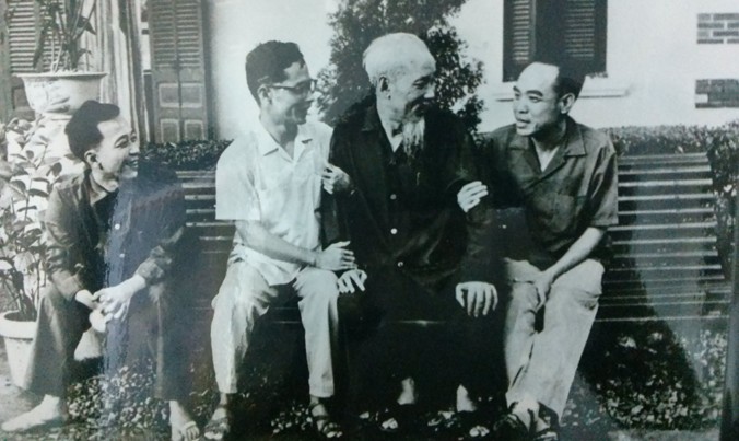 Bác Hồ trò chuyện thân mật với nhà văn, nhà báo Thái Duy và nhà văn Phan Tứ.