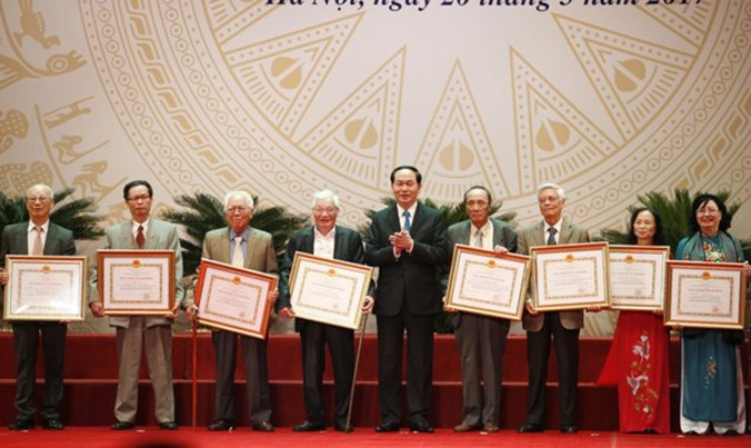 Chủ tịch nước Trần Đại Quang đã trao tặng Giải thưởng Hồ Chí Minh cho tác giả, thân nhân tác giả. 