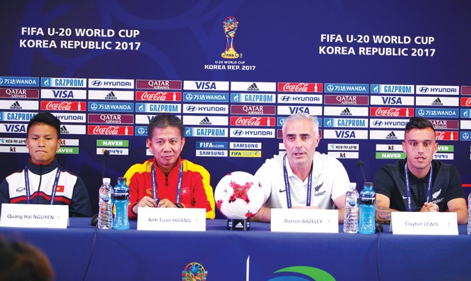 HLV và đội trưởng 2 đội U20 Việt Nam và U20 New Zealand trong buổi họp báo trước trận đấu. Đây được xem là trận đấu quyết định tới cơ hội đi tiếp của ĐT U20 Việt Nam tại giải U20 FIFA World Cup. Ảnh: Ái Xuân.