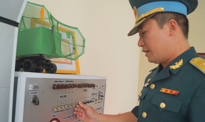 Thiếu tá Nguyễn Trung Phong thao tác trên Mô hình luyện tập kiểm tra chức năng bệ phóng CM-90. Ảnh: Nguyễn Minh.