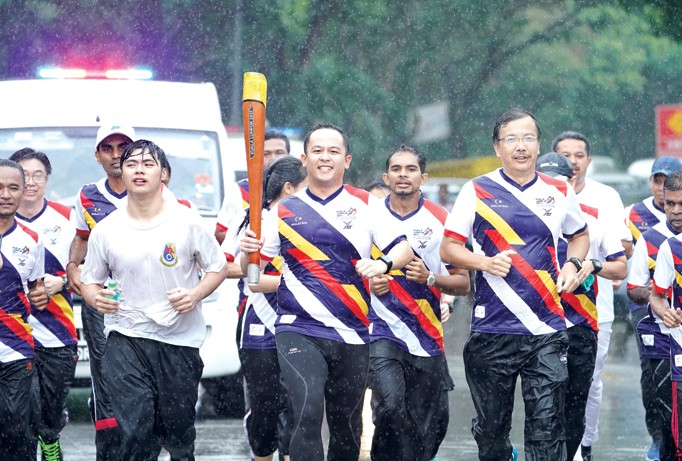 Các VĐV ưu tú, tình nguyện viên và người dân Kuala Lumpur tham gia chạy rước đuốc dưới mưa. Cơ quan khí tượng Malaysia cũng dự báo mưa lớn có thể gây ảnh hưởng tới lễ khai mạc SEA Games 2017 tối nay.