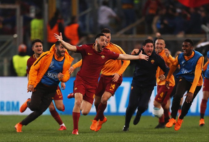 Các cầu thủ Roma ăn mừng chiến thắng lịch sử.