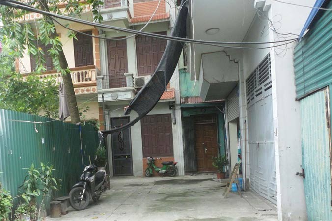 Ðất ao Cây Dừa đang được quây để ngăn cách với lối đi và nhà ở của các hộ dân ngõ 470/17 đường Nguyễn Trãi. Ảnh: K.N.
