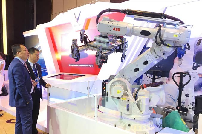 Nhiều mẫu robot đang được các doanh nghiệp Việt Nam ứng dụng vào sản xuất, kinh doanh.