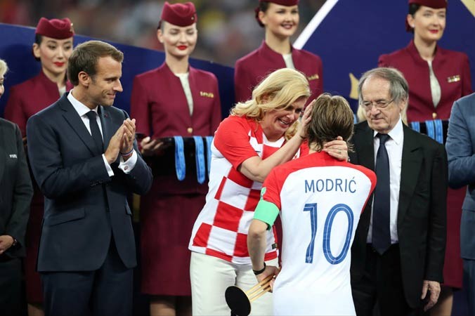 Nữ Tổng thống Croatia an ủi tiền vệ Modric khi anh lên nhận giải thưởng cá nhân, danh hiệu Quả bóng vàng.