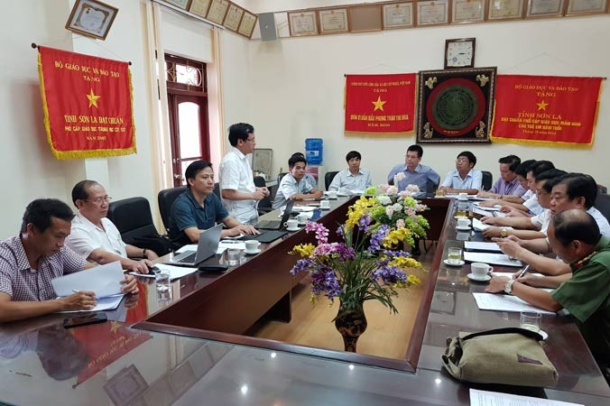 Tổ công tác của Bộ GD&ĐT do ông Mai Văn Trinh, Cục trưởng Cục Quản lý chất lượng, Bộ GD&ĐT (người đứng) dẫn đầu làm việc tại Sơn La. Ảnh: Giáo dục thời đại.