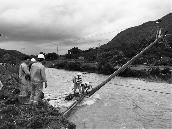 Tại tỉnh Yên Bái, mưa lũ lớn và kéo dài đã khiến nhiều cột điện bị sạt lở. Trong ảnh :Thợ điện Yên Bái kiểm đếm sự cố ngày 21/7.