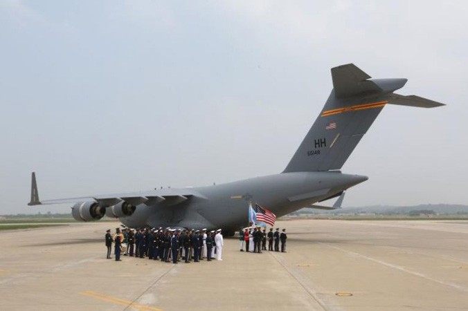 Chiếc máy bay vận tải C-17 Globemaster chở theo hài cốt lính Mỹ hạ cánh xuống căn cứ Osan ở Hàn Quốc.