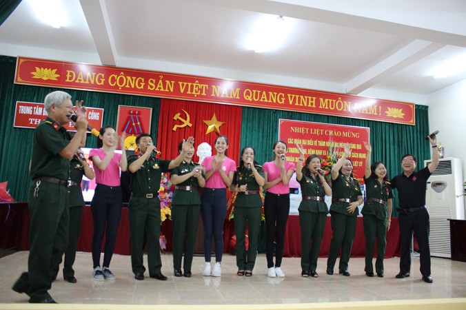 Tại buổi lễ, Nhà báo Lê Xuân Sơn và 3 thí sinh thay mặt BTC cuộc thi HHVN 2018 trao số tiền 50 triệu đồng đến đại diện trung tâm. Ảnh: Hoàng Lam.