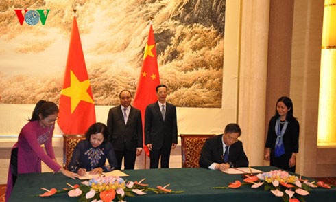 Phó Thủ tướng Nguyễn Xuân Phúc và Phó Thủ tướng Trung Quốc Trương Cao Lệ chứng kiến lễ ký văn bản hợp tác. Ảnh: VOV.