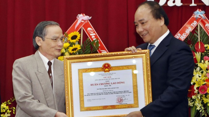 Tháng 11/2014, Phó Thủ tướng Nguyễn Xuân Phúc trao Huân chương Lao động hạng Nhì cho ĐH Duy Tân, Chủ tịch kiêm Hiệu trưởng Lê Công Cơ đón nhận.
