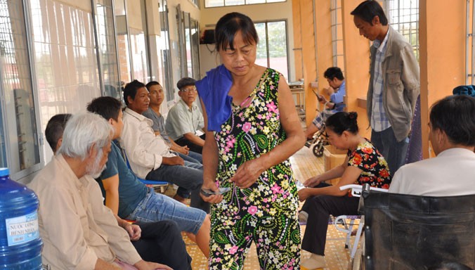 Bệnh nhân chờ đến lượt vào chạy thận nhân tạo tại BV tỉnh Đắk Lắk.