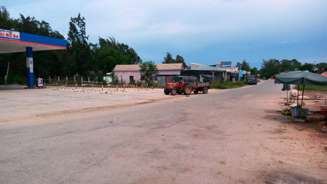 Đoạn đường dẫn ra bãi tắm Vĩnh Thanh, nơi xảy ra xô xát khiến một người dân nhập viện.